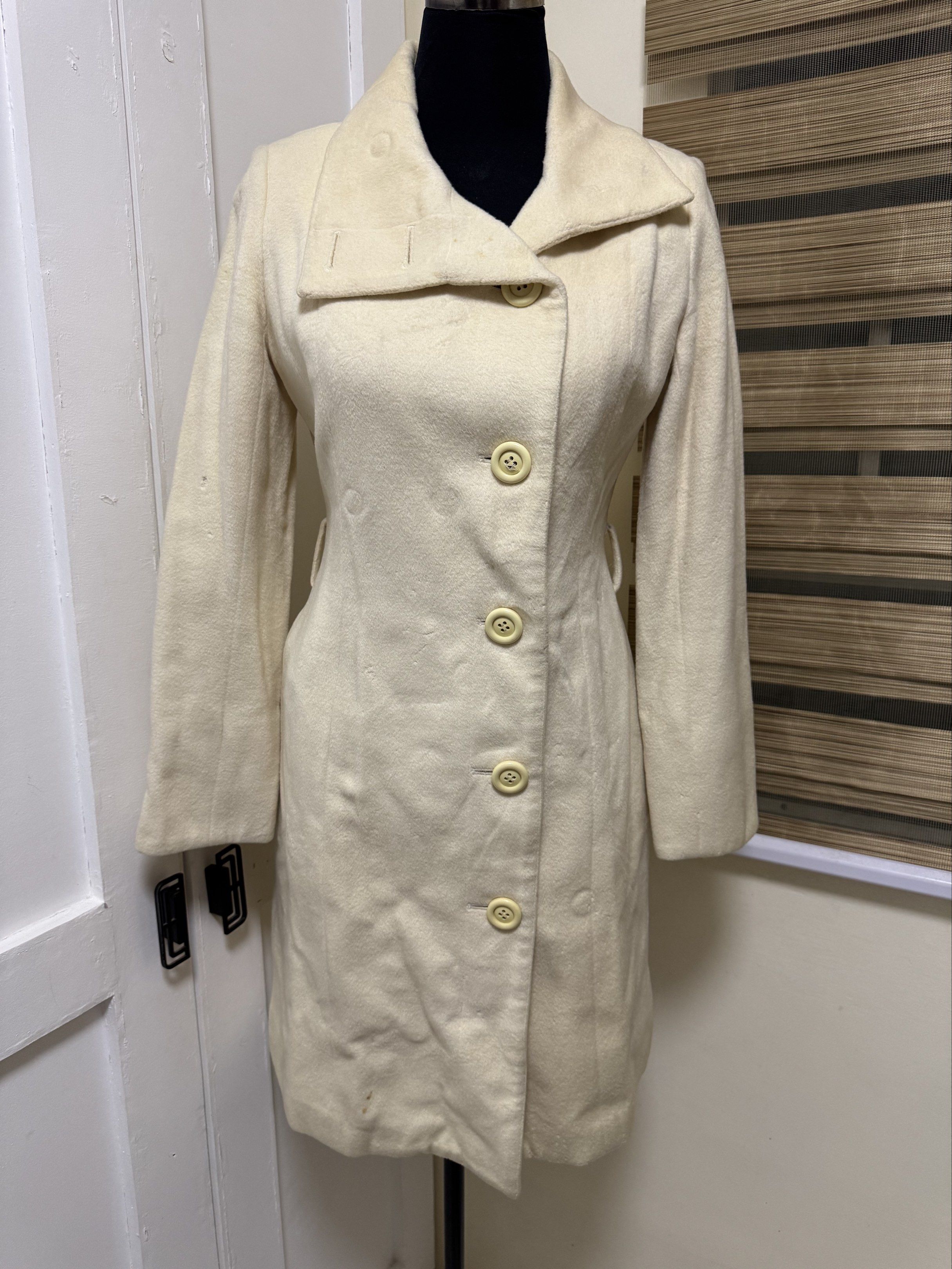 Preloved Winter Cream Coat Jacket women (Category: Coats, Jackets and Outerwear) located in Manila. Submitted by milleshoppppp (Listing ID 1426170016, Image 1). Description: - Bought in online thrift store - Never been worn - Needs laundry and may condition as seen in the photos. - Also selling other winter clothes.