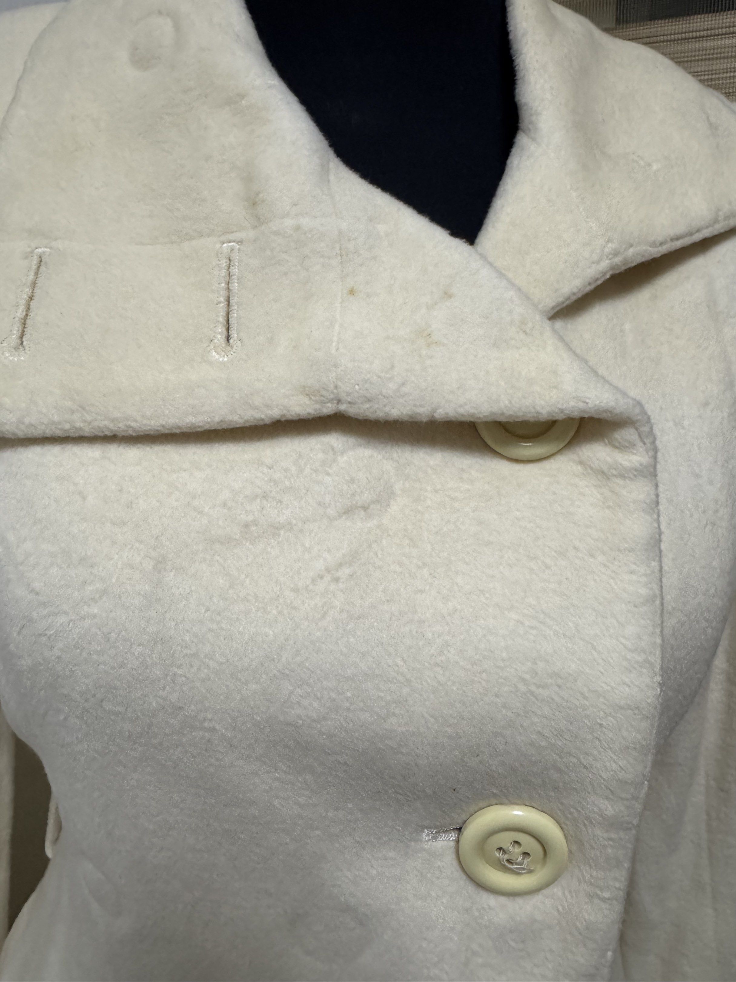 Preloved Winter Cream Coat Jacket women (Category: Coats, Jackets and Outerwear) located in Manila. Submitted by milleshoppppp (Listing ID 1426170016, Image 3). Description: - Bought in online thrift store - Never been worn - Needs laundry and may condition as seen in the photos. - Also selling other winter clothes.
