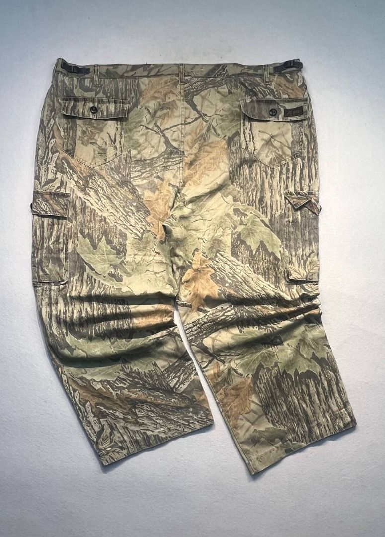 Realtree Cargo Pants BigBoys (Category: Jeans) located in Mandaluyong City. Submitted by theroom501 (Listing ID 1426113149, Image 2). Description: Realtree Cargo Pants BigBoys Condition: well Size on tag: Issue: Good fade, hem altered, needs wash. Overall still in good condition. Price: 1500 Details 👇🏼 📐Waist: 48 inches 📐Length: 40 inches 📐Leg Opening: 11 inches Courier LBC JNT Lalamove.