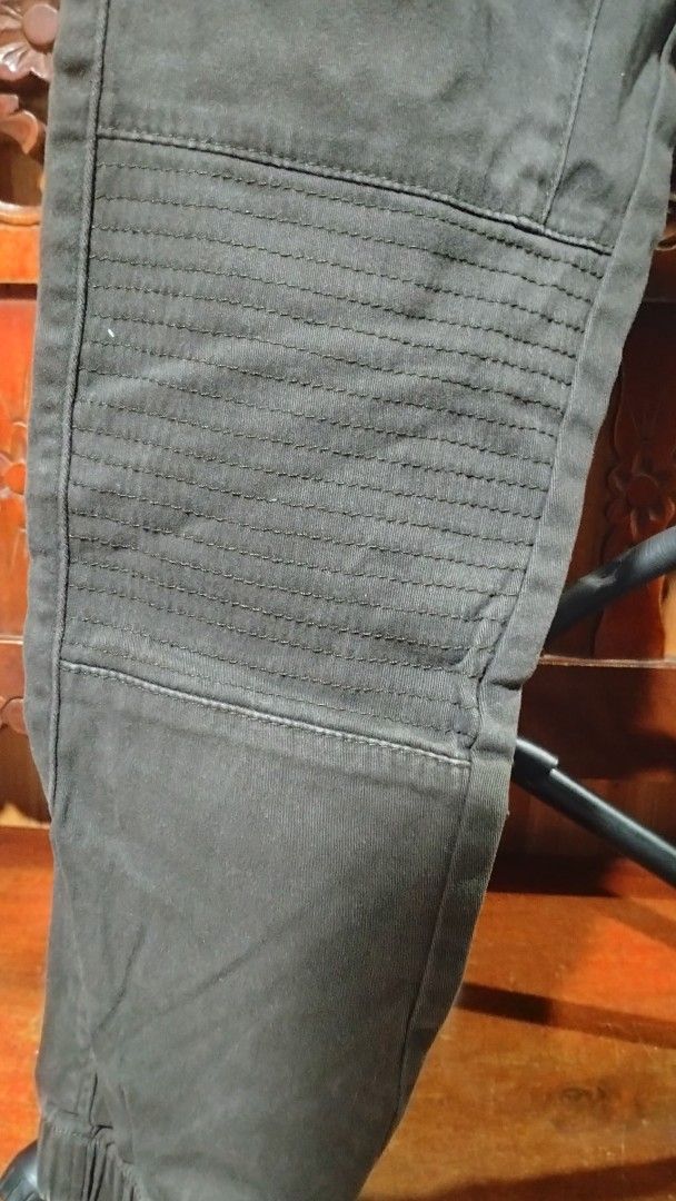 Rise Above Men's Jogger Pants - Medium (Category: Joggers) located in Makati City. Submitted by ileys_29 (Listing ID 1426083519, Image 3). Description: These Rise Above jogger pants feature a drawstring waist and ribbed knee details. They have two back pockets and two front pockets. The pants are made of 97% cotton and 3% spandex. The size is medium..