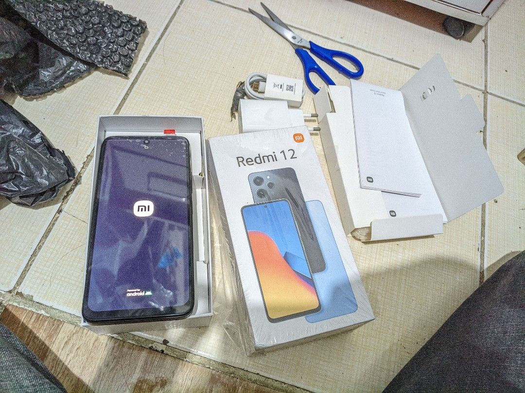 RUSH 256GB XIAOMI REDMI 12 (Category: Xiaomi) located in Valenzuela. Submitted by macoyy_mac (Listing ID 1426172028, Image 1). Description: inunsealed lang.. may minimal factory defect since refurbished. yung 0.5 wide nya tabingi pero performance good. Complete accesories, with box.