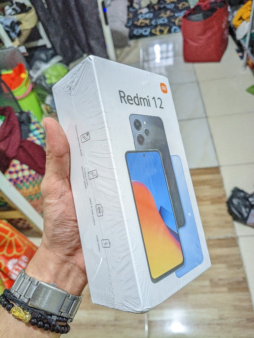RUSH 256GB XIAOMI REDMI 12 (Category: Xiaomi) located in Valenzuela. Submitted by macoyy_mac (Listing ID 1426172028, Image 3). Description: inunsealed lang.. may minimal factory defect since refurbished. yung 0.5 wide nya tabingi pero performance good. Complete accesories, with box.