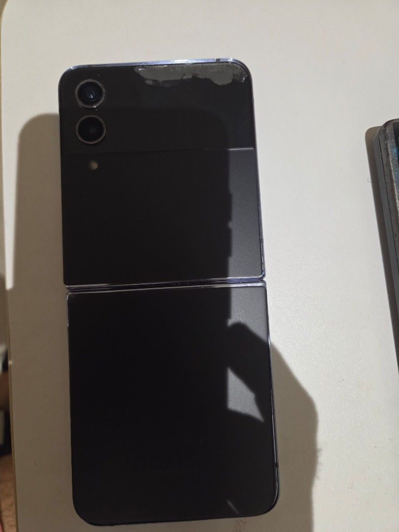 Samsung flip 4 for parts only (Category: Samsung) located in Muntinlupa City. Submitted by hustler2023 (Listing ID 1426135900, Image 3). Description: - Samsung Galaxy Z Flip 4 (for parts). - suitable for parts or repair. you will get - 128GB storage. -working batteries -working flex cable -charging board "basically everything working other then display" Issues: - front display broken - rear display has burn mark.
