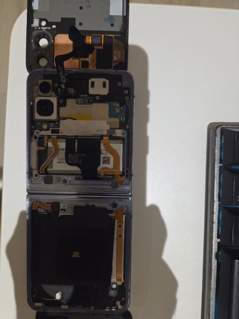Samsung flip 4 for parts only (Category: Samsung) located in Muntinlupa City. Submitted by hustler2023 (Listing ID 1426135900, Image 2). Description: - Samsung Galaxy Z Flip 4 (for parts). - suitable for parts or repair. you will get - 128GB storage. -working batteries -working flex cable -charging board "basically everything working other then display" Issues: - front display broken - rear display has burn mark.