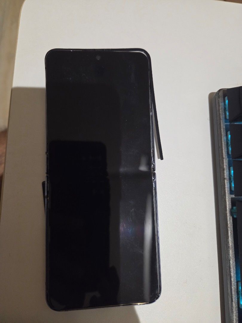 Samsung flip 4 for parts only (Category: Samsung) located in Muntinlupa City. Submitted by hustler2023 (Listing ID 1426135900, Image 1). Description: - Samsung Galaxy Z Flip 4 (for parts). - suitable for parts or repair. you will get - 128GB storage. -working batteries -working flex cable -charging board "basically everything working other then display" Issues: - front display broken - rear display has burn mark.