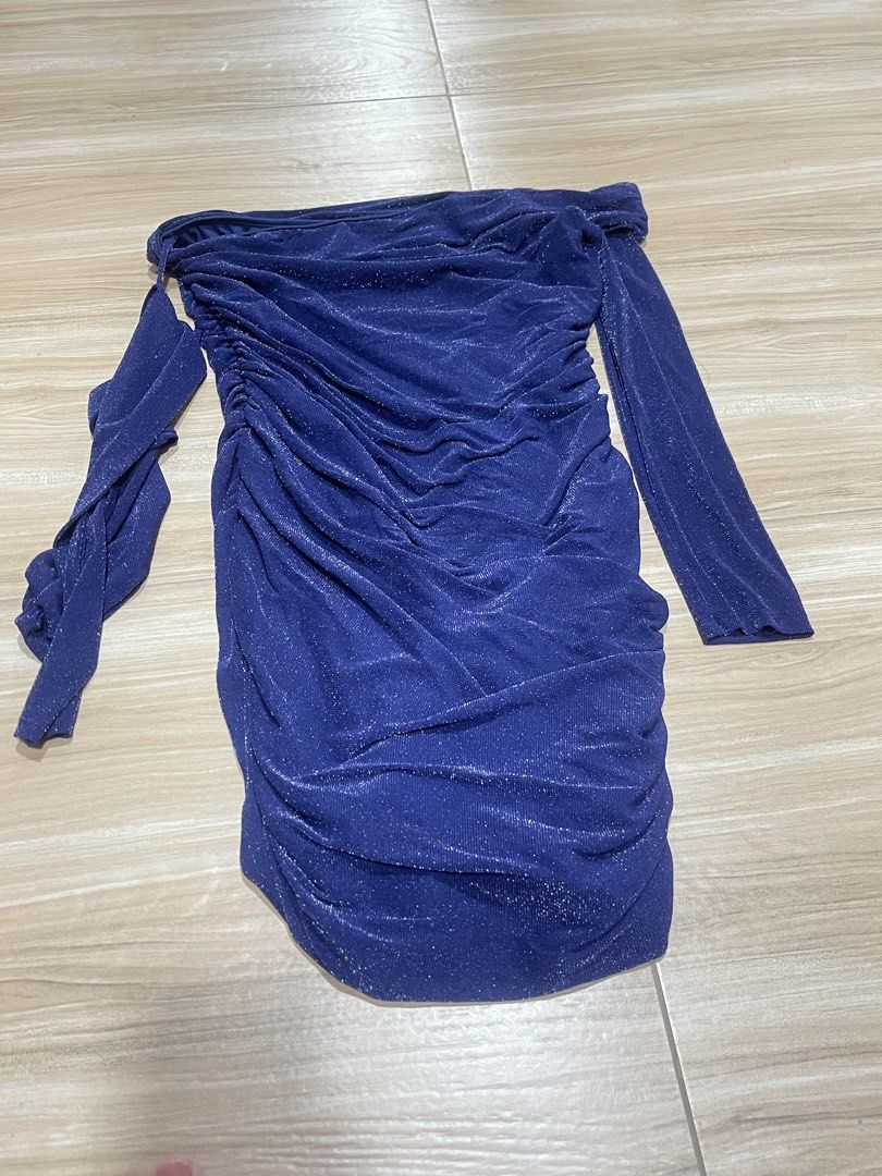 Shein Off-Shoulder Blue Mini Dress (Category: Dresses) located in Manila. Submitted by cailleshope (Listing ID 1426078332, Image 3). Description: Elegant mini dress in a vibrant blue hue. Features an off-shoulder design with long sleeves and a ruched bodice. The dress has a wrap-style skirt. Size L Perfect for parties or special occasions..