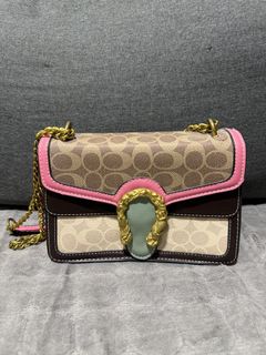 (Category: ) located in . Submitted by chiccloset.bydee (Listing ID 1426048409, Image 1). Description: .