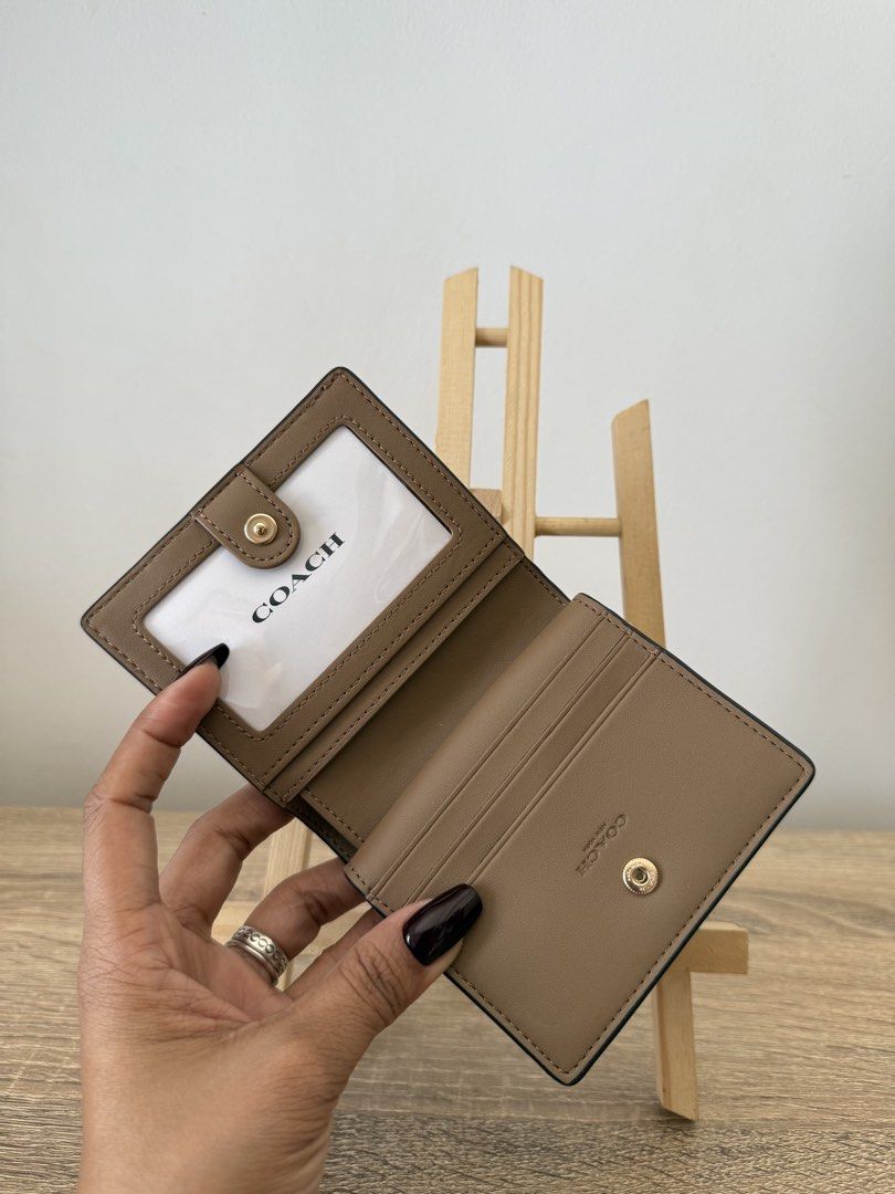 Snap Wallet Patchwork (Category: Wallets & Card holders) located in Manila. Submitted by ritzkenzo_olshop06 (Listing ID 1426160141, Image 3). Description: Onhand Antipolo source from Canada Guaranteed ORIGINAL 💯.