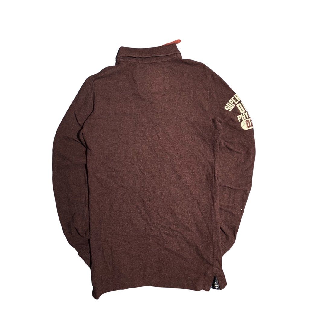 Superdry Long Sleeve Polo Shirt (Category: Tshirts & Polo Shirts ) located in San Jose. Submitted by _kentsthrift (Listing ID 1426162679, Image 2). Description: Dimensions included in the list Overall excellent condition merong slight markings lang sa collar Features the Superdry logo on the chest and Superstate The shirt has a polo collar with three buttons. The shirt has a striped detail at the bottom..