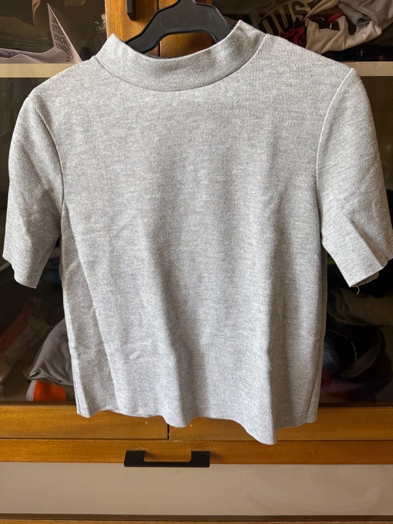 Uniqlo Zara tops (Category: Blouses) located in Cainta. Submitted by declutterwithme_476 (Listing ID 1426041877, Image 2). Description: Sleeveless uniqlo size Small Gray blouse Zara size Small Price per pc.