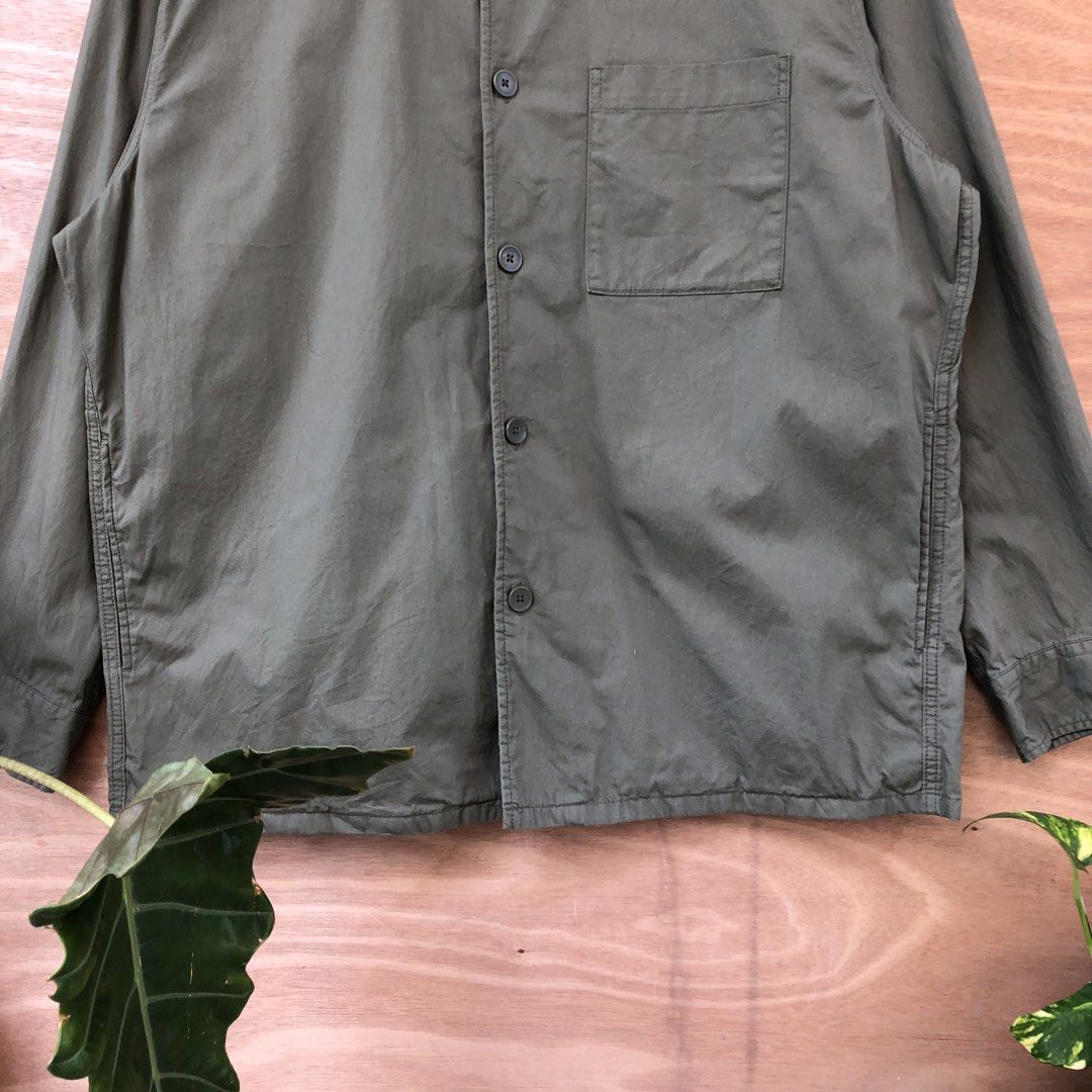 UNIQLO Olive Green Button-Up SHACKET (Category: Tshirts & Polo Shirts ) located in Davao. Submitted by repurposekultyurph (Listing ID 1426151169, Image 3). Description: Olive green button-up shirt with a single chest pocket. Features a collared neckline and long sleeves. It has a button-down closure and a simple, classic design. Suitable for casual wear. UNIQLO OLIVE SHACKET XXL on tag 25.5x31 Excellent condition No major issues .