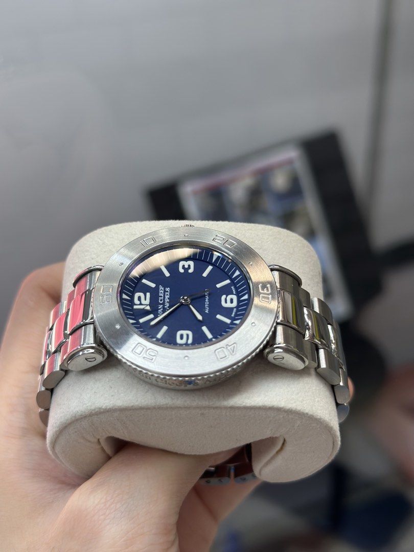 Van Cleef & Arpels Automatic Watch （分類：手錶）位於 Hong Kong。 由 wongyanwatch 提交（商品編號 1426079430，圖片 3）。簡介： Van Cleef & Arpels Roma Automatic 淨錶Watch only $7800 https://www.wongyanwatch.com/other-brands/van-cleef-wo 🌊買賣手錶搵皇仁Walter 👍🏻誠實報價，務求俾客人最滿意嘅價錢 💰高價收錶，24小時隨時報價🕰️ 📍長駐旺角快富街分店 🐉九龍旺角快富街37B地鋪 ☎️ +852 7021 3837 🕦營業時間：11:00 - 20:00 🈶 持有商業登記證 🈶 貴金屬牌照 （B類註冊證明書） 🪪 B類註冊人註冊號碼： B-B-24-01-05139，皇仁錶飾 🈶 原裝正版可上行 ✅ 旺角實體店交收 ✅ 現金/轉數快/銀行轉帳/信用卡。
