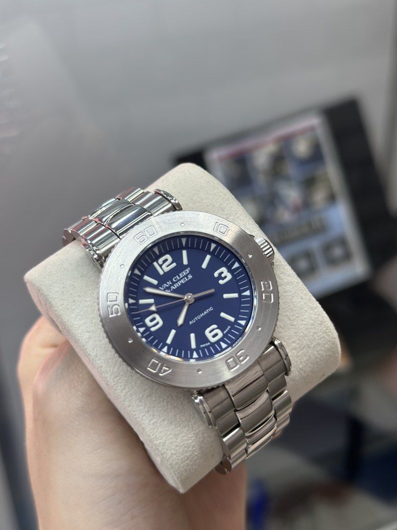 Van Cleef & Arpels Automatic Watch （分類：手錶）位於 Hong Kong。 由 wongyanwatch 提交（商品編號 1426079430，圖片 2）。簡介： Van Cleef & Arpels Roma Automatic 淨錶Watch only $7800 https://www.wongyanwatch.com/other-brands/van-cleef-wo 🌊買賣手錶搵皇仁Walter 👍🏻誠實報價，務求俾客人最滿意嘅價錢 💰高價收錶，24小時隨時報價🕰️ 📍長駐旺角快富街分店 🐉九龍旺角快富街37B地鋪 ☎️ +852 7021 3837 🕦營業時間：11:00 - 20:00 🈶 持有商業登記證 🈶 貴金屬牌照 （B類註冊證明書） 🪪 B類註冊人註冊號碼： B-B-24-01-05139，皇仁錶飾 🈶 原裝正版可上行 ✅ 旺角實體店交收 ✅ 現金/轉數快/銀行轉帳/信用卡。