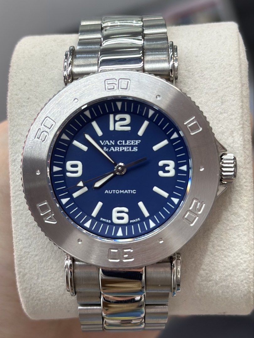 Van Cleef & Arpels Automatic Watch （分類：手錶）位於 Hong Kong。 由 wongyanwatch 提交（商品編號 1426079430，圖片 1）。簡介： Van Cleef & Arpels Roma Automatic 淨錶Watch only $7800 https://www.wongyanwatch.com/other-brands/van-cleef-wo 🌊買賣手錶搵皇仁Walter 👍🏻誠實報價，務求俾客人最滿意嘅價錢 💰高價收錶，24小時隨時報價🕰️ 📍長駐旺角快富街分店 🐉九龍旺角快富街37B地鋪 ☎️ +852 7021 3837 🕦營業時間：11:00 - 20:00 🈶 持有商業登記證 🈶 貴金屬牌照 （B類註冊證明書） 🪪 B類註冊人註冊號碼： B-B-24-01-05139，皇仁錶飾 🈶 原裝正版可上行 ✅ 旺角實體店交收 ✅ 現金/轉數快/銀行轉帳/信用卡。