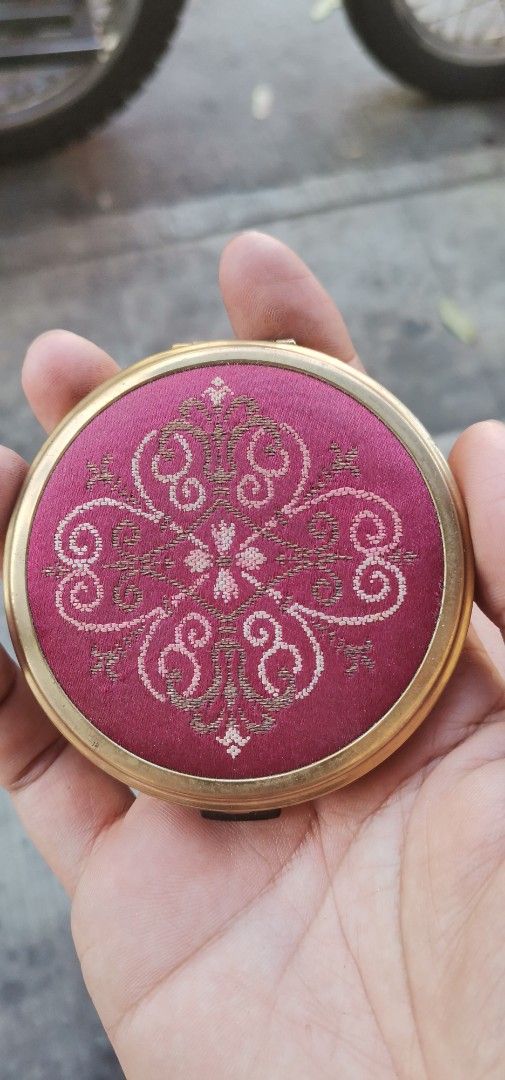 Vintage Powder Compact with Mirror (Category: Makeup) located in Quezon City. Submitted by akosiahcap95300 (Listing ID 1426034768, Image 1). Description: antique powder mirror .