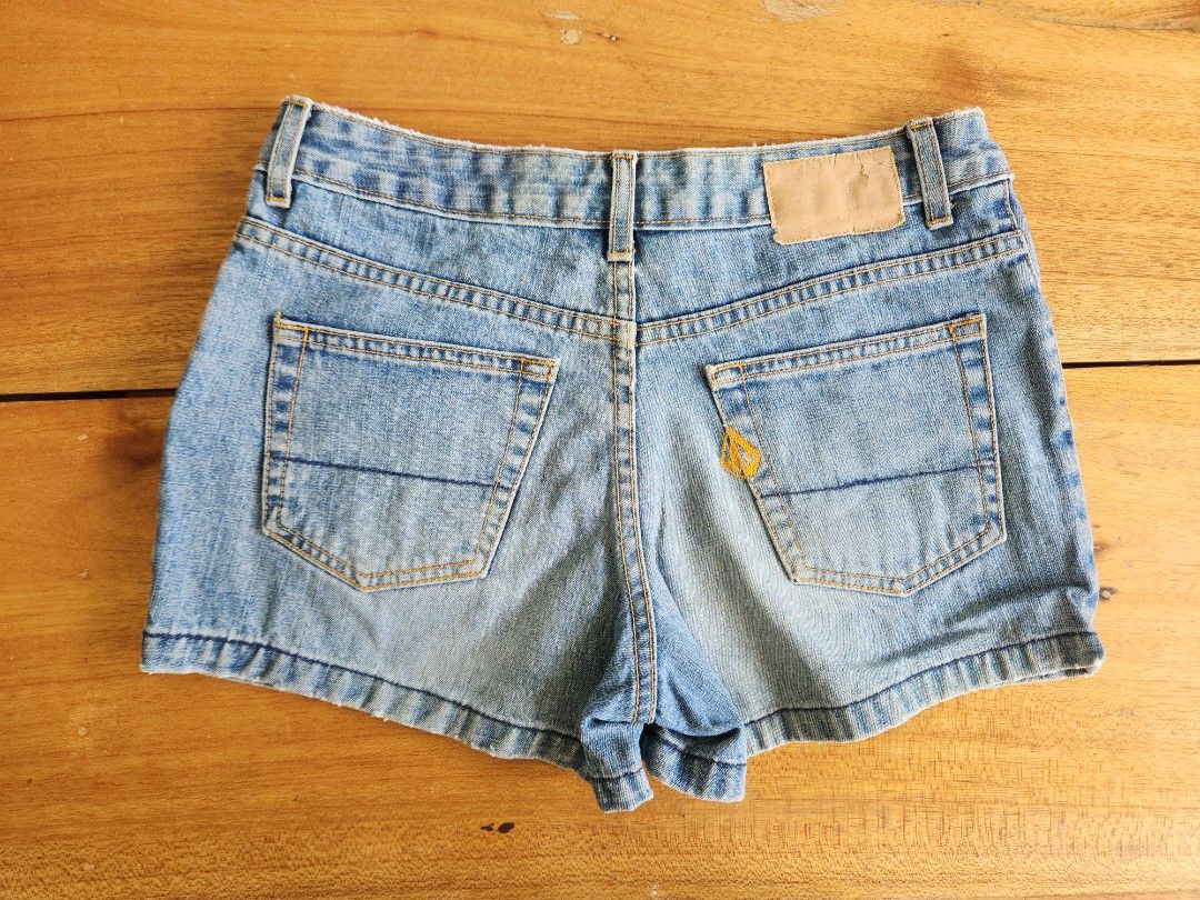 Volcom Denim Shorts | Sexy shorts (Category: Shorts) located in Aurora. Submitted by mothere (Listing ID 1426081549, Image 3). Description: 👌🏽 what you see in the photos is what you will get 🌸 discounts available if you buy other items 🍸 all flaws or issues will be mentioned 🐚 no rush shipping 🍍 feel free to chat if you have other questions.