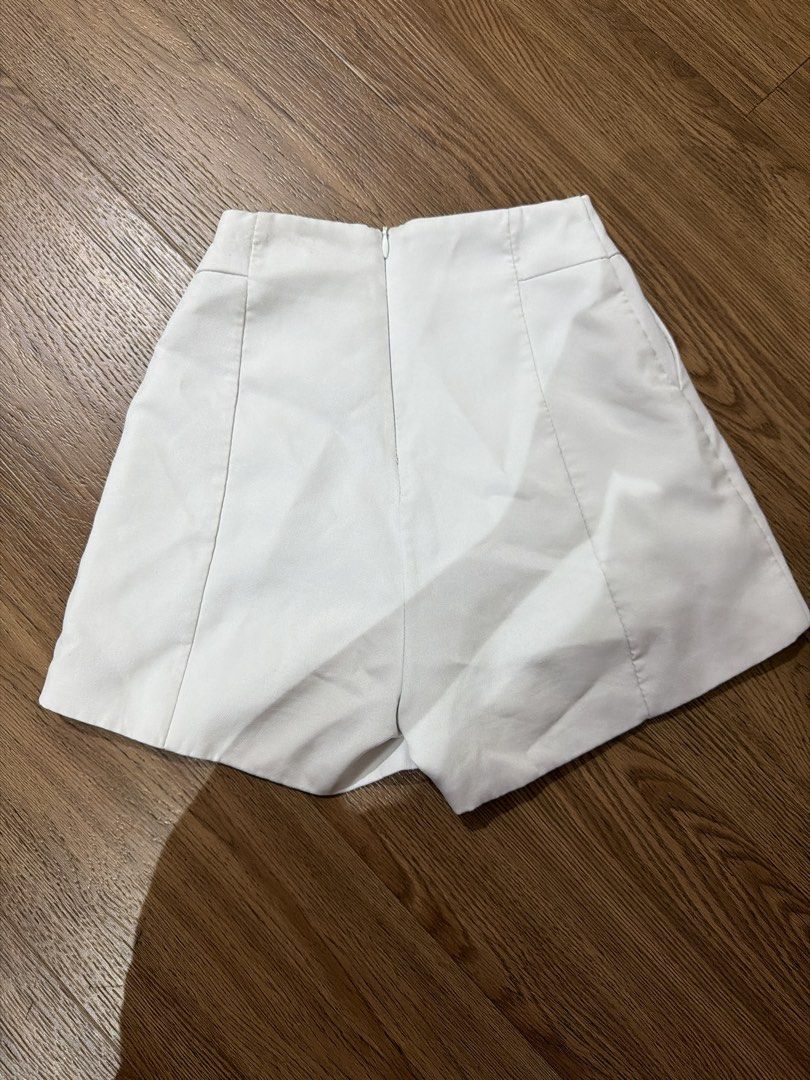 White High-Waisted Shorts (XXS) (Category: Shorts) located in Manila. Submitted by cesca.finds (Listing ID 1426104454, Image 2). Description: Used once. Very comfortable and flattering. Waistline: 22 inches Length: 14 inches.
