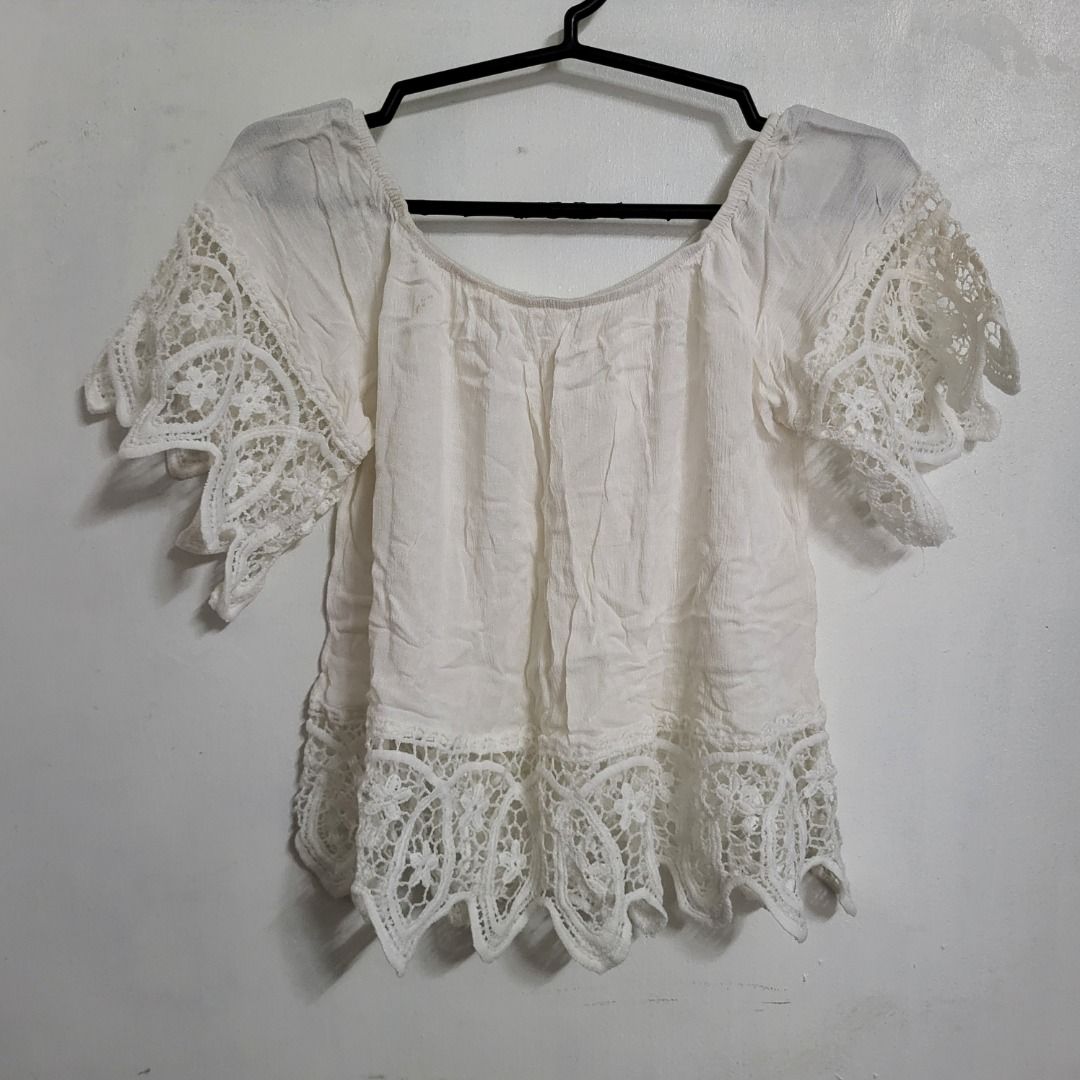 White Off-Shoulder Top with Lace Sleeves (Category: Blouses) located in Caloocan City. Submitted by se.corpz (Listing ID 1426086706, Image 1). Description: White blouse with lace design Small - Medium kasya Pwede pong thru SH0P33 i-checkout. Pwede din po ipick up nyo dito or thru lalamove/grab ---------------------------------------------------------------------------- 📍 Location: South Caloocan, Along A Mabini St.