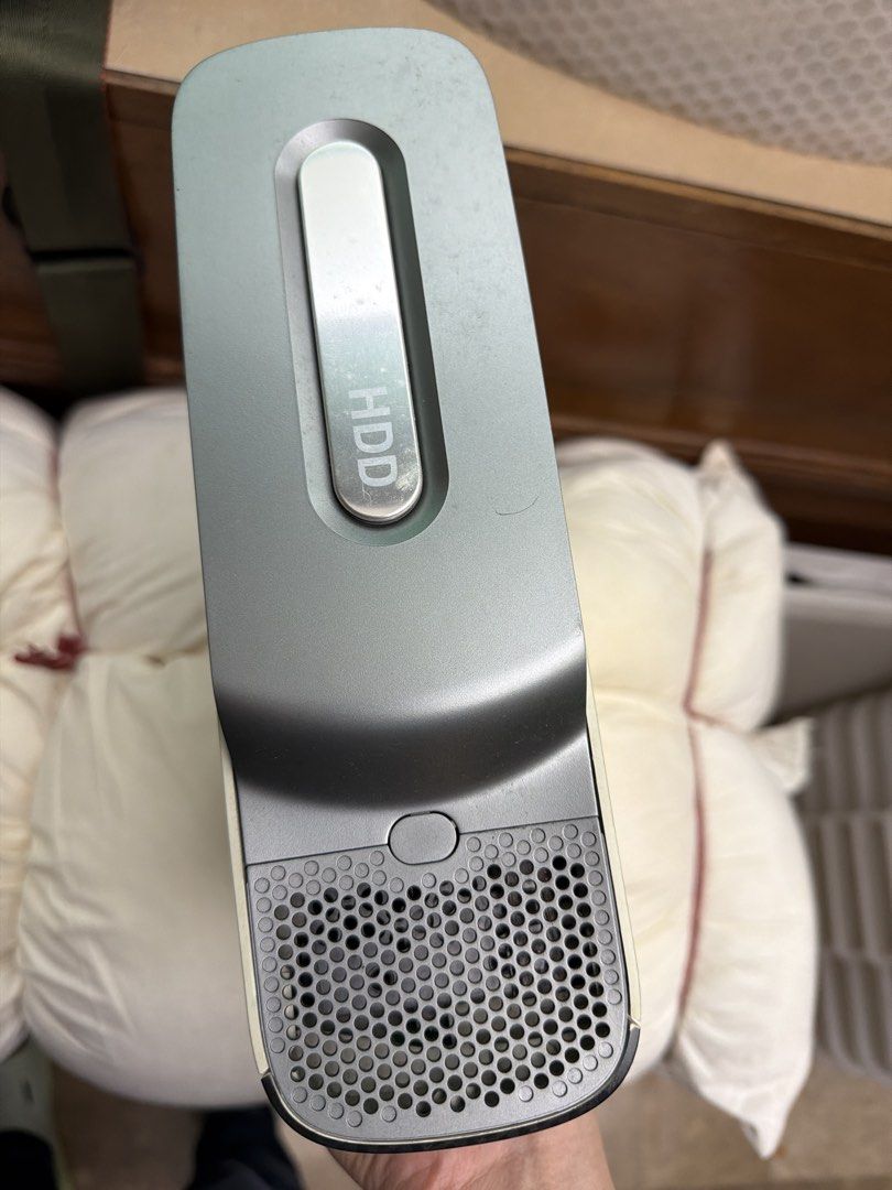 Xbox 360 Console (Category: Xbox) located in Makati City. Submitted by john.p1991 (Listing ID 1426086993, Image 2). Description: 3 red rings.