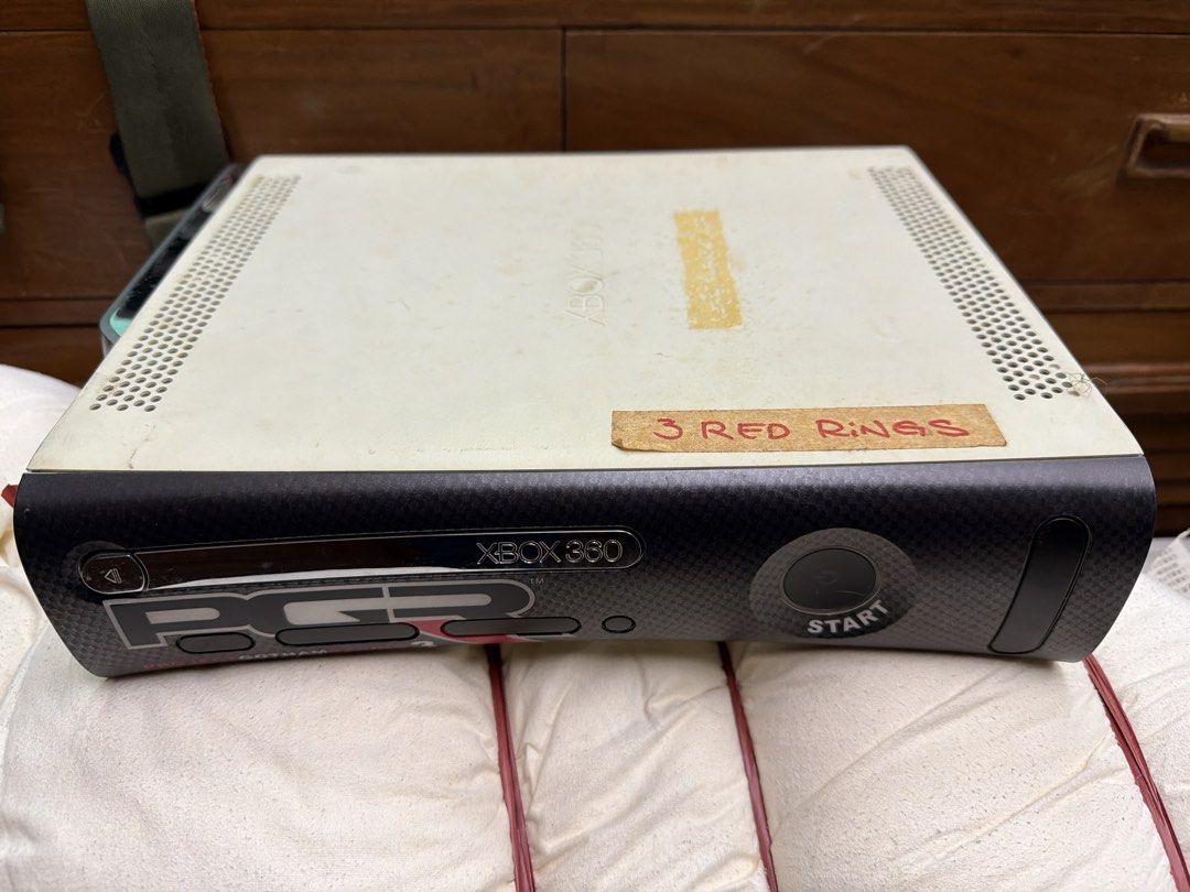 Xbox 360 Console (Category: Xbox) located in Makati City. Submitted by john.p1991 (Listing ID 1426086993, Image 1). Description: 3 red rings.