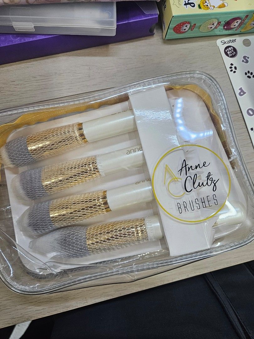 Anne Clutz Makeup Brush Set (Category: Makeup) located in Manila. Submitted by cam_c (Listing ID 1426242251, Image 1). Description: Condition: 10/10 Brand new 10pcs Brush set with pvc pouch ideal for beginners rfs: decluttering .