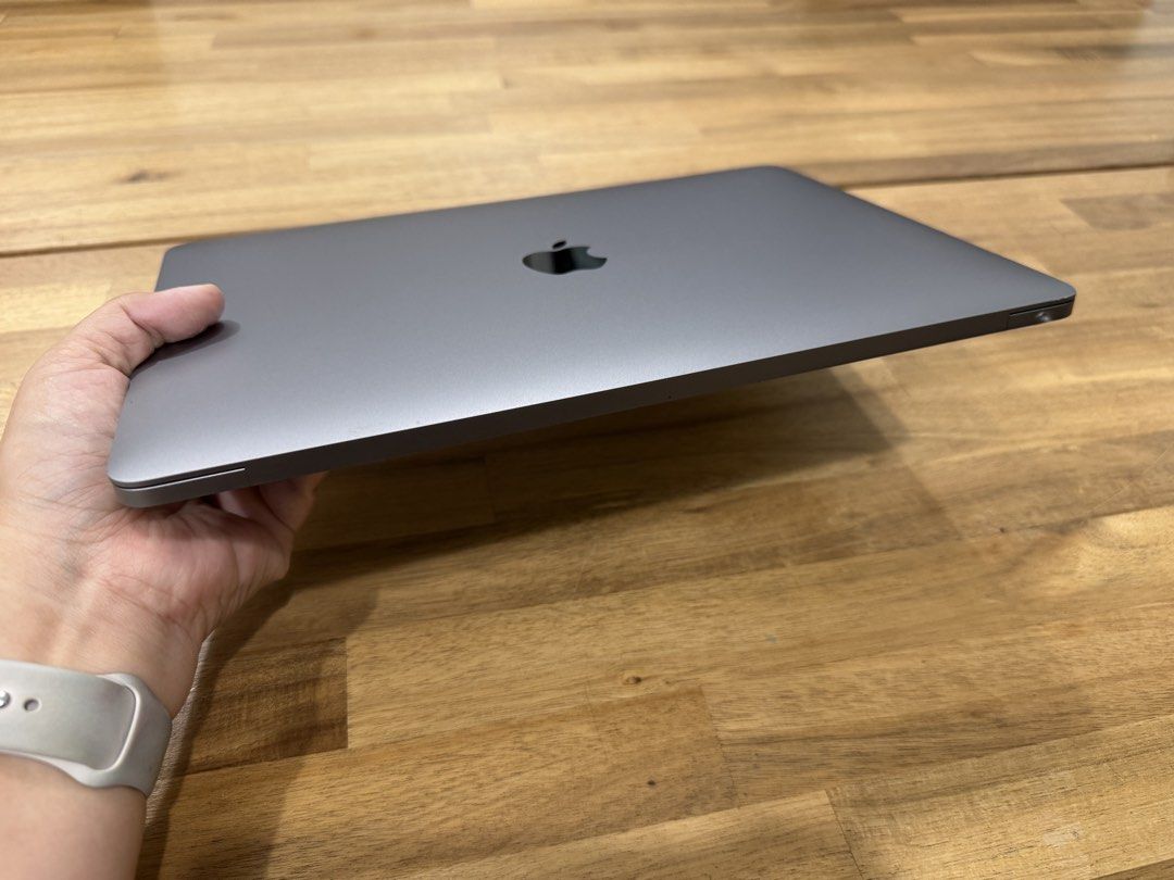 Apple MacBook Pro 13 inch453638136299540481