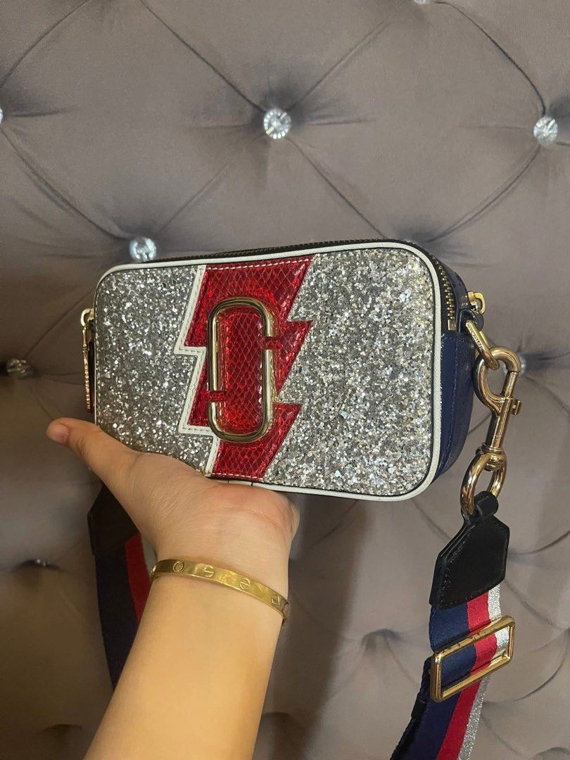 Authentic Marc Jacobs Snapshot Camera Bag (Category: Luxury Bags & Wallets) located in Roxas City. Submitted by lynngreyartillero (Listing ID 1426327948, Image 3). Description: Authentic Mj 😍😍😍 Like new no flaws sign of used only📌📌 Ukay source pls manage your expectations 🤍🤍 Pm lng po! 🤍🤍 Godbless Us All! 🙏🏻🙏🏻🙏🏻.
