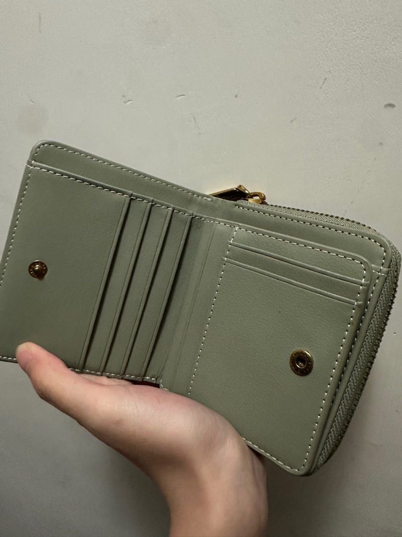 Charles & Keith Wallet （分類：銀包、卡片套）位於 Hong Kong。 由 llli0004 提交（商品編號 1426334626，圖片 3）。簡介： 。