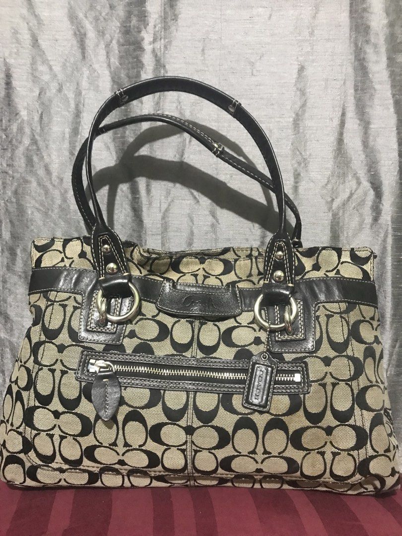Coach Signature Tote Bag (Category: Luxury Bags & Wallets) located in Quezon City. Submitted by zacblum (Listing ID 1426216250, Image 1). Description: .