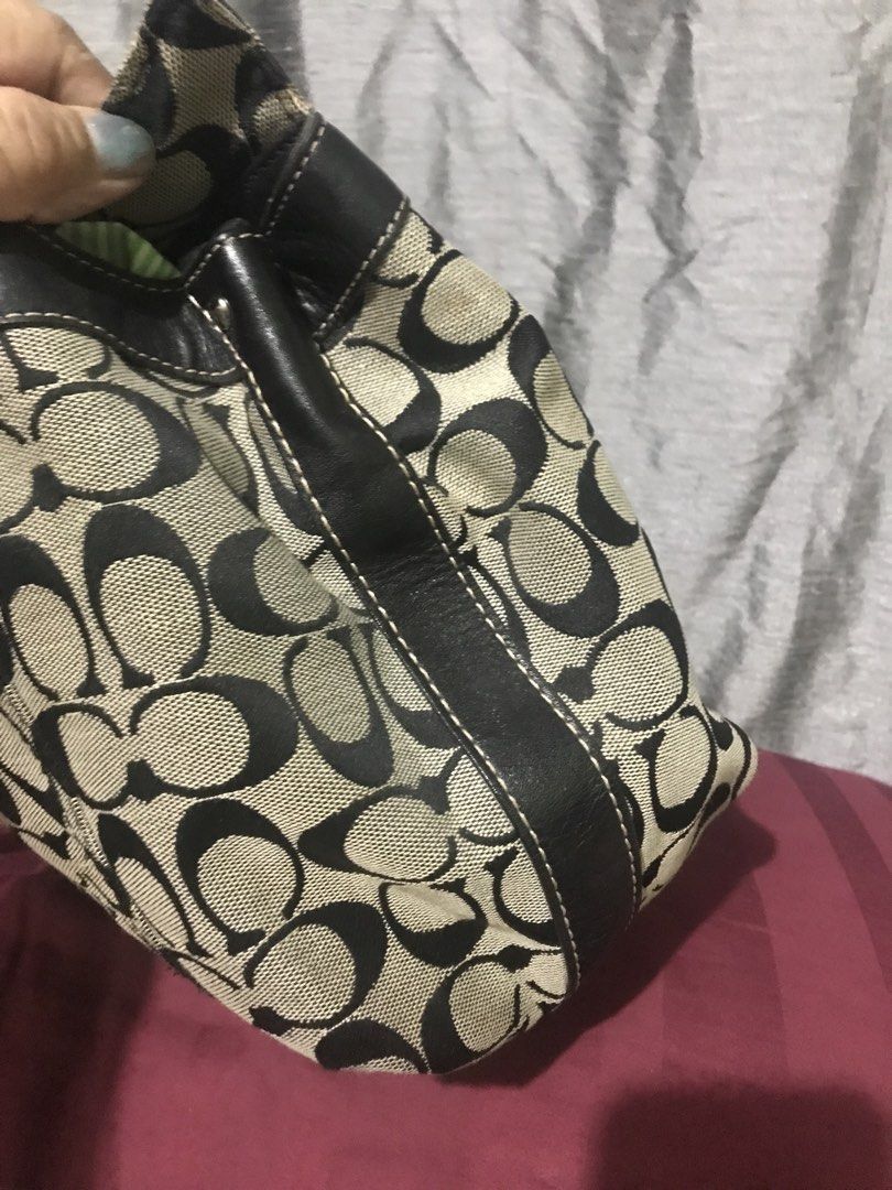 Coach Signature Tote Bag (Category: Luxury Bags & Wallets) located in Quezon City. Submitted by zacblum (Listing ID 1426216250, Image 3). Description: .