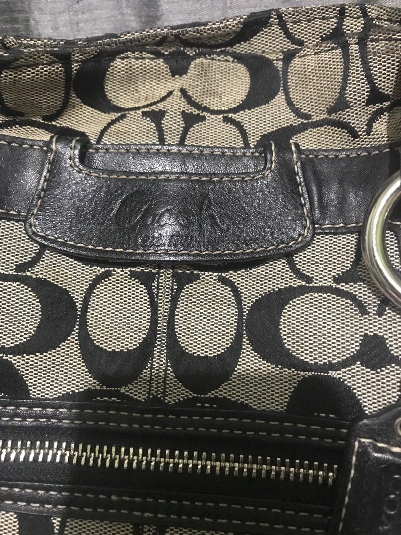 Coach Signature Tote Bag (Category: Luxury Bags & Wallets) located in Quezon City. Submitted by zacblum (Listing ID 1426216250, Image 2). Description: .