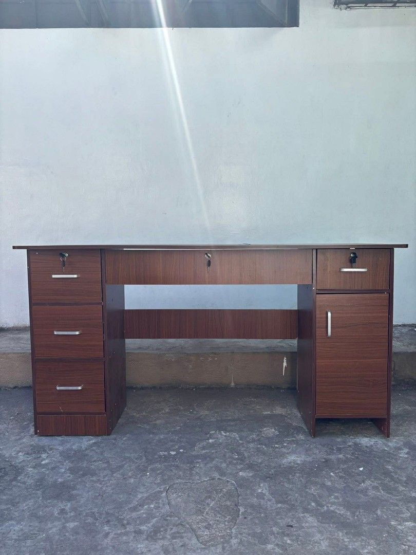 Computer table/Office Desk with Drawers (Category: Tables & Sets) located in Manila. Submitted by dolorchris69891 (Listing ID 1426206599, Image 3). Description: Computer table Size 120x55x71cm ASSEMBLED .