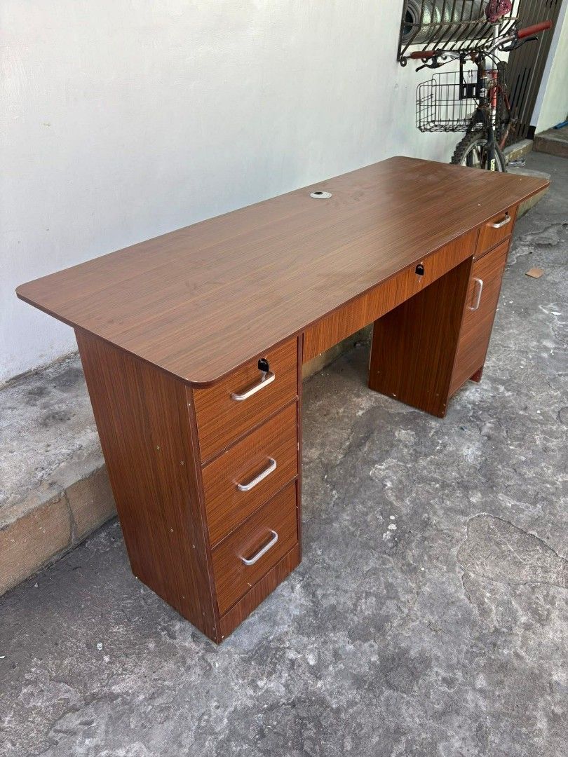 Computer table/Office Desk with Drawers (Category: Tables & Sets) located in Manila. Submitted by dolorchris69891 (Listing ID 1426206599, Image 2). Description: Computer table Size 120x55x71cm ASSEMBLED .