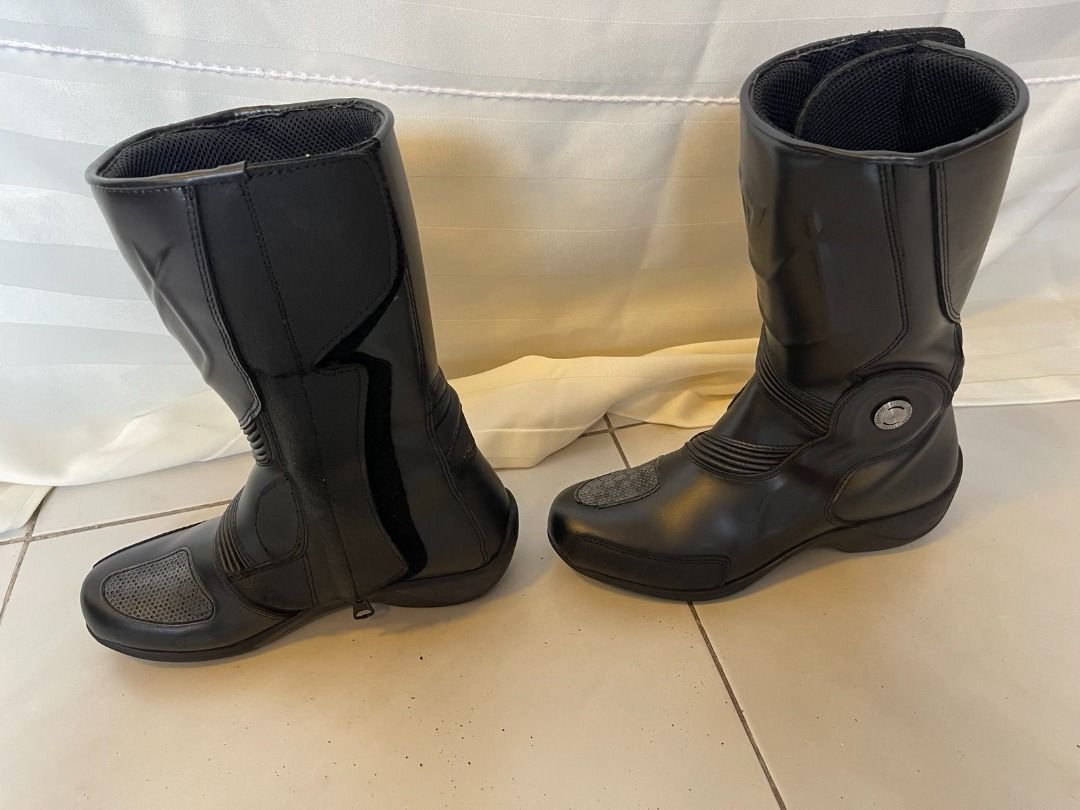 Dainese Fulcrum Motorcycle Boots (Category: Boots) located in Muntinlupa City. Submitted by execoffic56216 (Listing ID 1426247878, Image 3). Description: Black Dainese motorcycle boots. Features include a reinforced toe area, ankle protection, and a secure closure system. The boots have a tall shaft for added protection and a textured sole for grip. NEGOTIABLE!!.