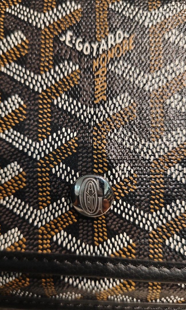 Goyard sling bag😍 (Category: Cross-body Bags) located in Manila. Submitted by dailyluxxurybrands (Listing ID 1426326017, Image 3). Description: coded👌😊 Goyard sling bag in good condition genuine soft leather.