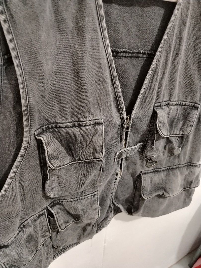 GU Utility Washed Denim Vest (Washed Gray) (Category: Vests) located in Paranaque City. Submitted by acexjheapparel (Listing ID 1426241763, Image 3). Description: •For interested only •Don't inquire if not interested •Low ballers will be ignored •Size and Price Already Indicated to this Post •Check before you Chat •Condition 9/10 •MOP: Gcash •MOD: Lalamove (open for COD) or J&T (Payment first plus SF) •Check photos for legitimacy of the item(s).