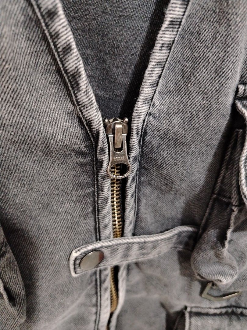GU Utility Washed Denim Vest (Washed Gray) (Category: Vests) located in Paranaque City. Submitted by acexjheapparel (Listing ID 1426241763, Image 2). Description: •For interested only •Don't inquire if not interested •Low ballers will be ignored •Size and Price Already Indicated to this Post •Check before you Chat •Condition 9/10 •MOP: Gcash •MOD: Lalamove (open for COD) or J&T (Payment first plus SF) •Check photos for legitimacy of the item(s).