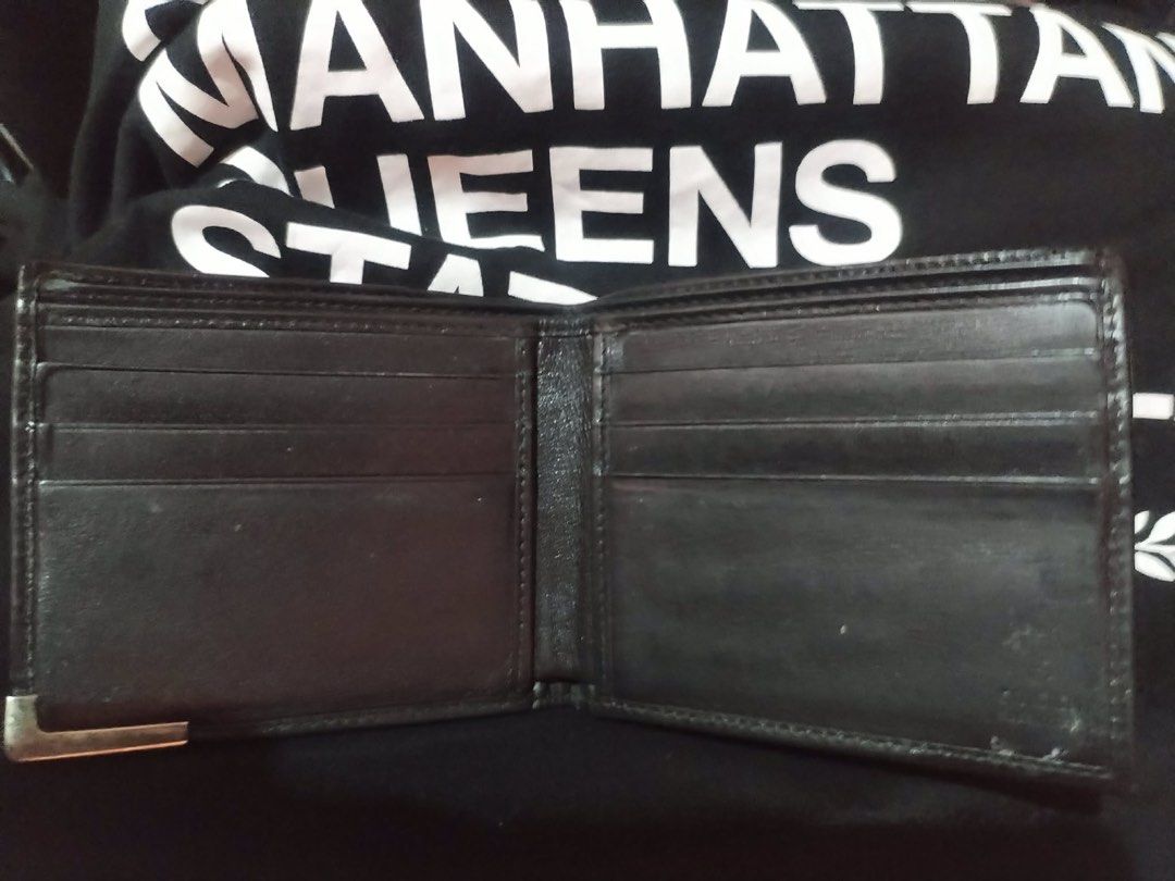 Gucci Leather Wallet (Category: Luxury Bags & Wallets) located in Quezon City. Submitted by dhexyoblepias (Listing ID 1426213401, Image 2). Description: .