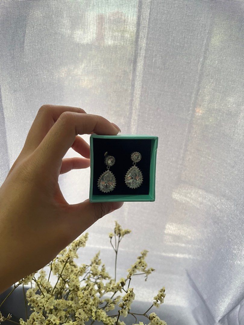 Karutora Earrings (Category: Earrings) located in Las Pinas. Submitted by dnse_ (Listing ID 1426185164, Image 2). Description: Used once (on my wedding) Like new, no damage.