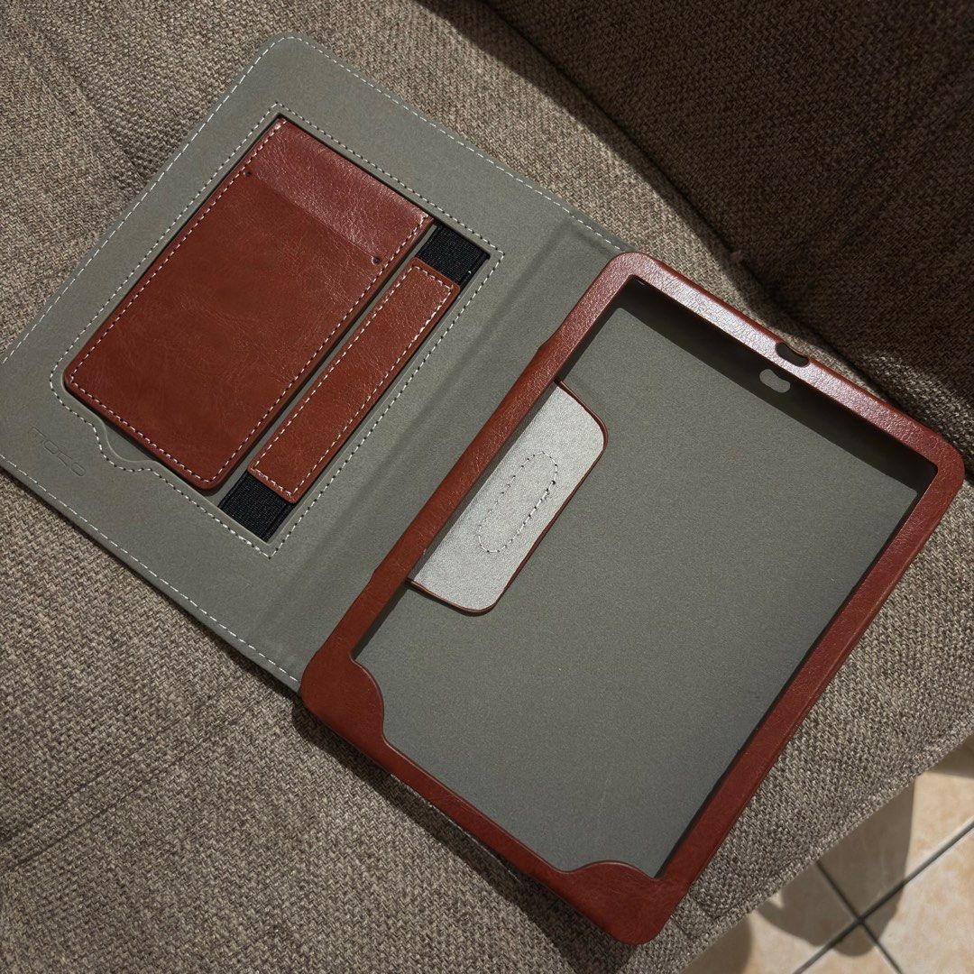 KINDLE PAPERWHITE LEATHER CASE (Category: Other Mobile & Gadget Accessories) located in Las Pinas. Submitted by cattydeclutters (Listing ID 1426347811, Image 2). Description: KINDLE PAPERWHITE VINTAGE LEATHER CASE BRAND NEW RFS: bought the wrong one. i have a kindle basic..