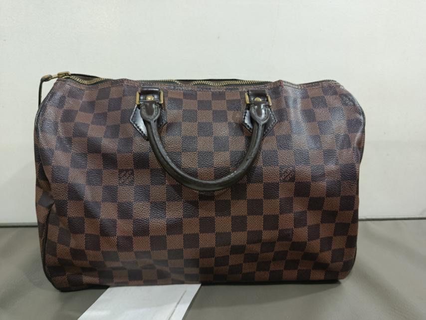 Louis Vuitton Damier Ebene Speedy 35 (Category: Luxury Bags & Wallets) located in Quezon City. Submitted by silvague (Listing ID 1426239616, Image 1). Description: Slightly negotiable.