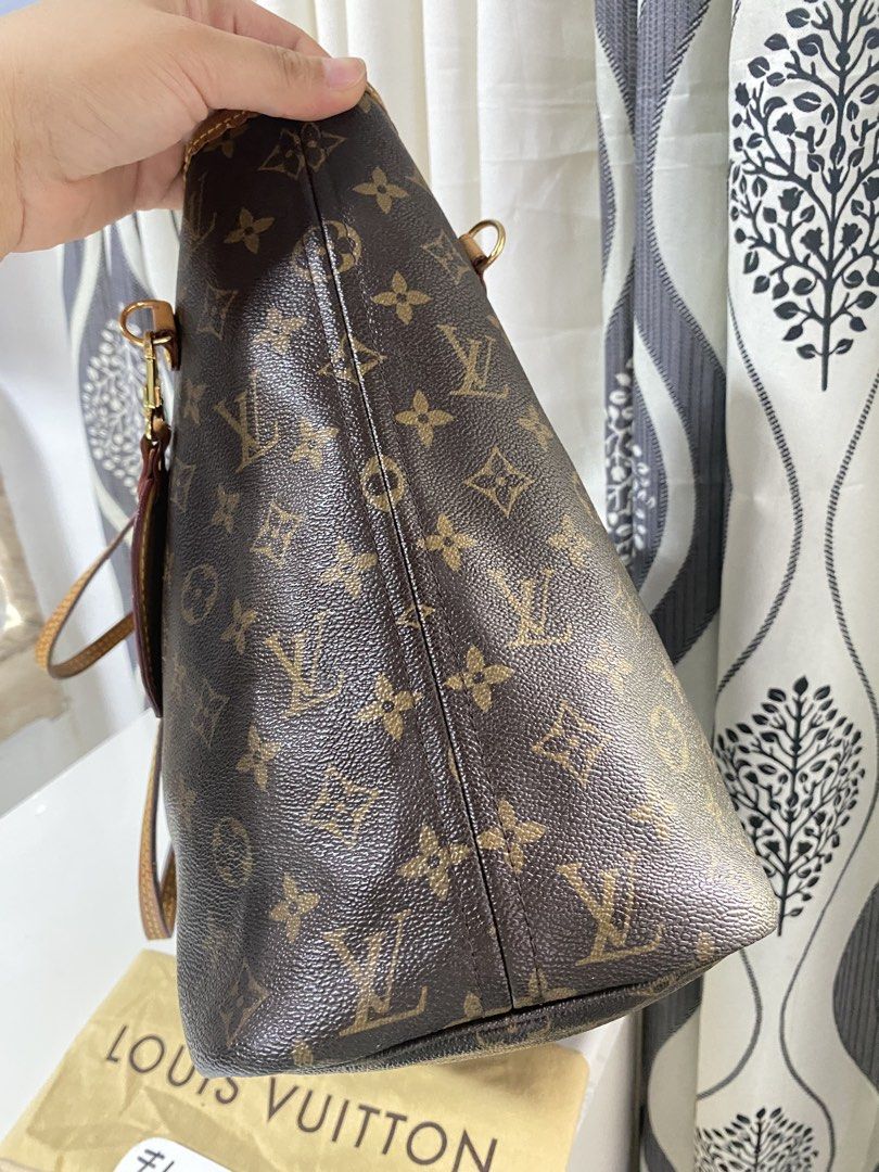Louis Vuitton Neverfull Murakami Edition Tote Bag (Category: Luxury Bags & Wallets) located in Tagum. Submitted by amarasluxbag (Listing ID 1426287338, Image 3). Description: With minimal cracks sa leather Maganda pa May mga kunting dirt lang sa body Coded .