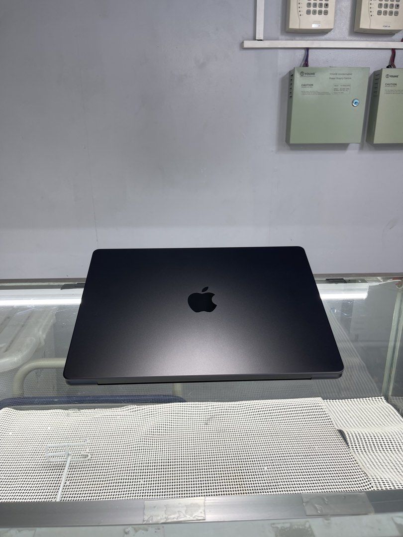 Macbook Pro M5 512/16 14-inch, 2025 (Category: Laptops & Notebooks) located in Manila. Submitted by oddlion-e6f6 (Listing ID 1426248337, Image 2). Description: For Sale❗️❗️❗️ New Stock😲❗️❗️❗️ Apple Laptop Macbook Pro M5 14-inch,2025 Processor: M5 Chip Storage: 512GB SSD Memory: 16GB RAM mac OS: macOS Tahoe Version 26.3 Cycle Count: 3 Baterry Health: 100% Baterry Condition: Normal Color: Space Black included: Unit, Original Charger, Pouch all Tes