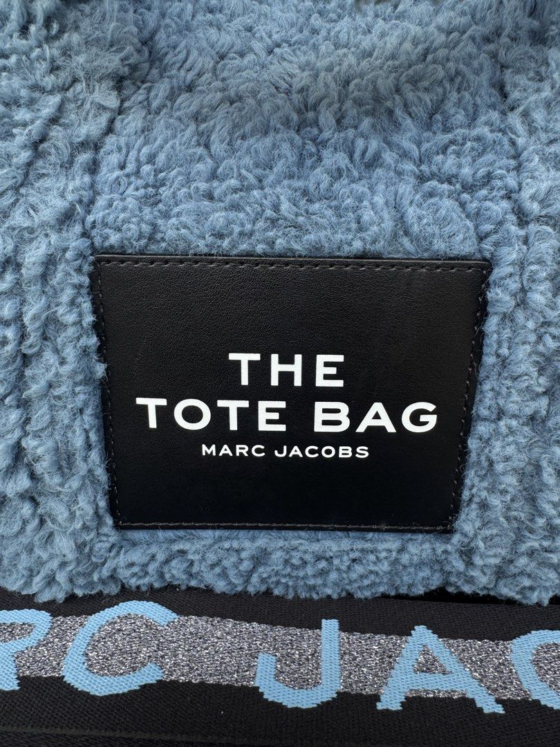 Marc Jacobs The Tote Bag (Category: Luxury Bags & Wallets) located in Caloocan City. Submitted by gooddayzzph (Listing ID 1426228939, Image 3). Description: Marc Jacobs Tote Bag No Issue.