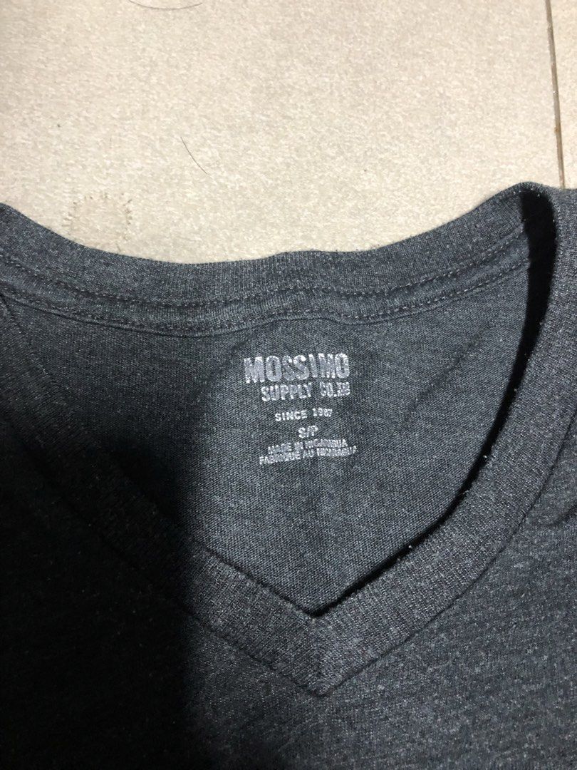 Mossimo V-neck T-shirt (Category: Tshirts & Polo Shirts ) located in Bacoor. Submitted by arvzzy (Listing ID 1426229537, Image 2). Description: Preloved Items Not Ukay Original used once 17x25.