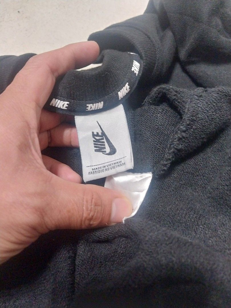 Nike Long Sleeve Shirt (Category: Tshirts & Polo Shirts ) located in Malaybalay. Submitted by markdaumar08466 (Listing ID 1426215518, Image 2). Description: Black long sleeve shirt with a small pocket on the chest. Features the Nike logo on the sleeve and tag. The shirt has a crew neck. The back of the shirt has a design with the word "Cactus" on it. Made in Vietnam..