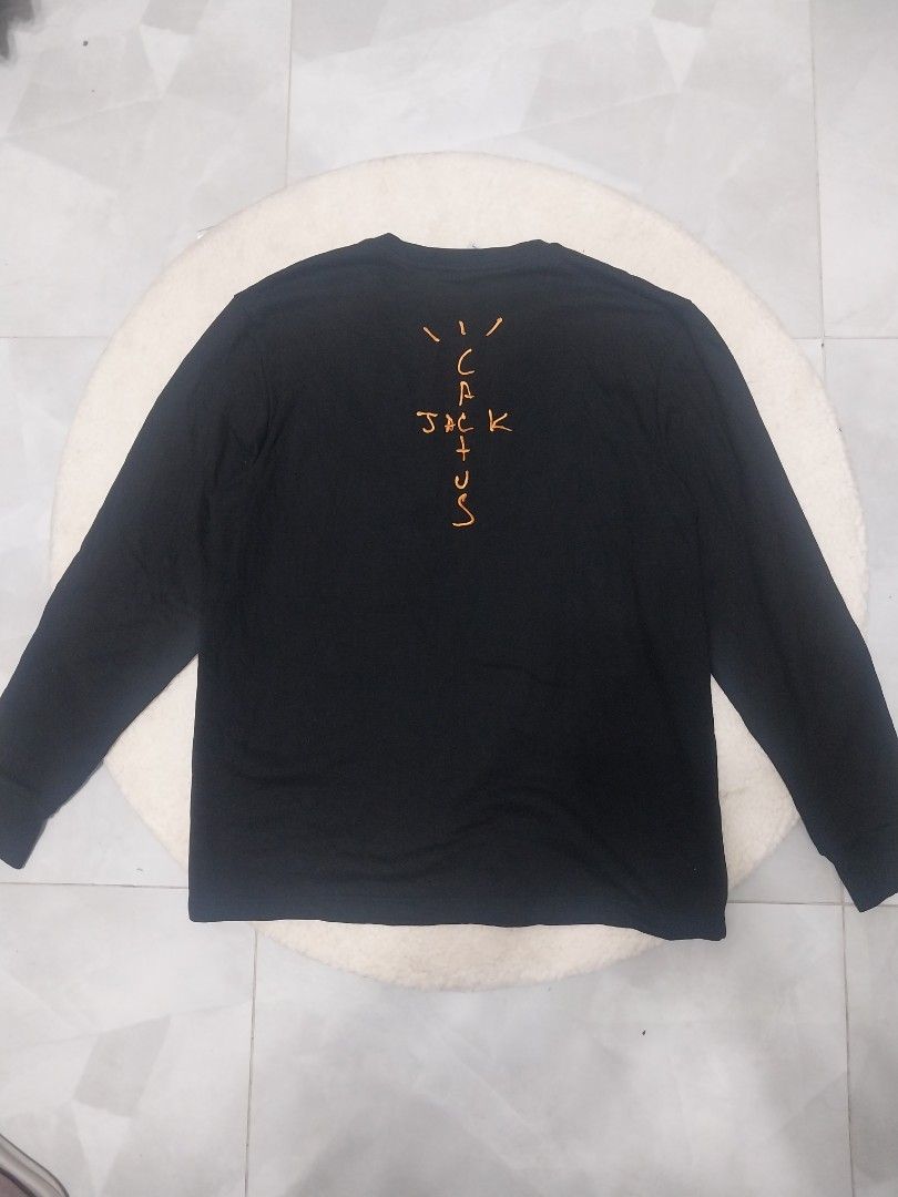 Nike Long Sleeve Shirt (Category: Tshirts & Polo Shirts ) located in Malaybalay. Submitted by markdaumar08466 (Listing ID 1426215518, Image 1). Description: Black long sleeve shirt with a small pocket on the chest. Features the Nike logo on the sleeve and tag. The shirt has a crew neck. The back of the shirt has a design with the word "Cactus" on it. Made in Vietnam..