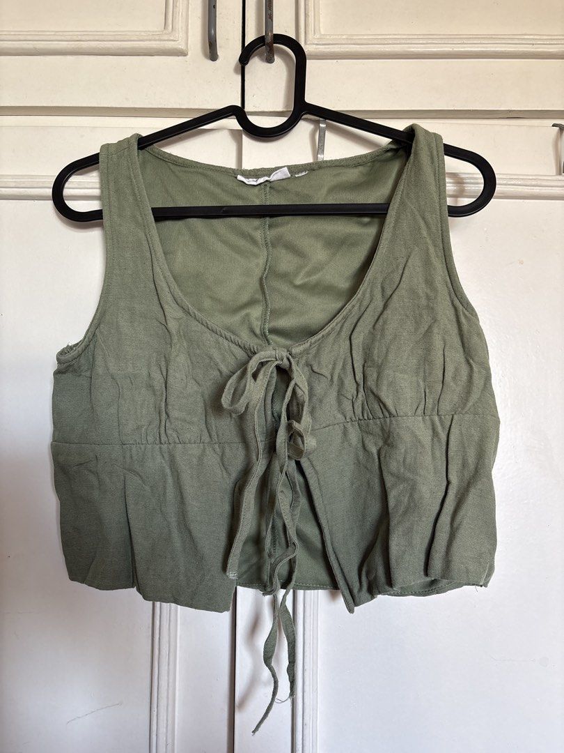 Olive Green Sleeveless Top and Pants (Category: Sets or Coordinates) located in Quezon City. Submitted by ea.preloved (Listing ID 1426252236, Image 1). Description: Perfect for the beach or summer season Pants can stretch, had to do a temporary stitch as the set is too big for me.