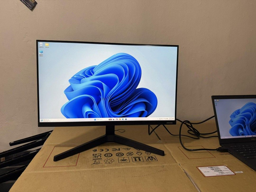 Samsung Monitor (Category: Monitor Screens) located in Manila. Submitted by lhainelovi71994 (Listing ID 1426207370, Image 3). Description: Samsung 24 inches Frameles HDMI and VGA ports 1920x1080 resolution 75HZ With original power adapter 💸💸 2,800 each po Location: San Andres bukid manila Pick up or deliver pwede cod pm lang po.