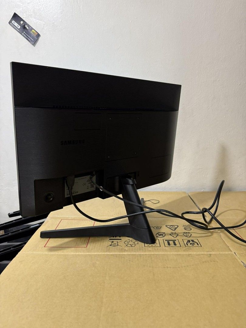 Samsung Monitor (Category: Monitor Screens) located in Manila. Submitted by lhainelovi71994 (Listing ID 1426207370, Image 2). Description: Samsung 24 inches Frameles HDMI and VGA ports 1920x1080 resolution 75HZ With original power adapter 💸💸 2,800 each po Location: San Andres bukid manila Pick up or deliver pwede cod pm lang po.